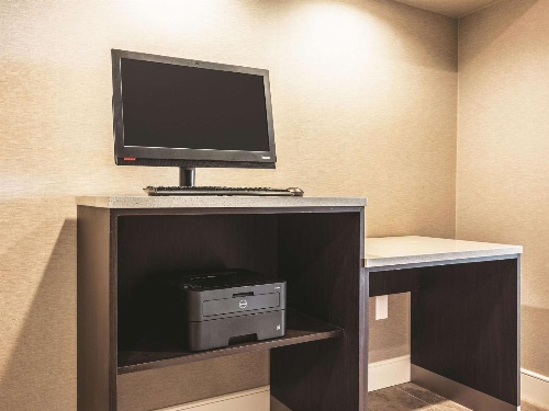 La Quinta Inn & Suites by Wyndham Shreveport Airport image 1