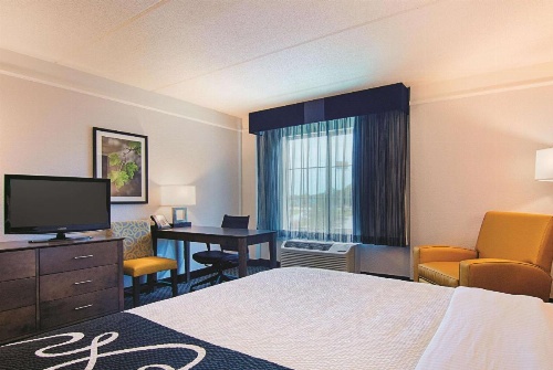 La Quinta Inn & Suites by Wyndham Shreveport Airport image 19