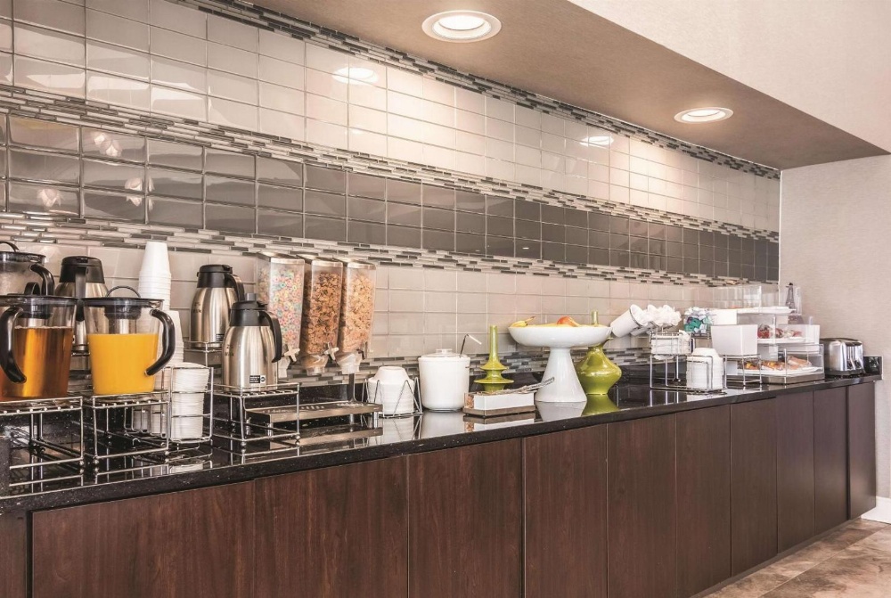 La Quinta Inn & Suites by Wyndham Shreveport Airport Main image