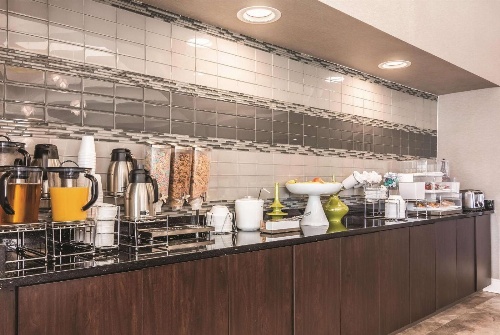 La Quinta Inn & Suites by Wyndham Shreveport Airport image 2