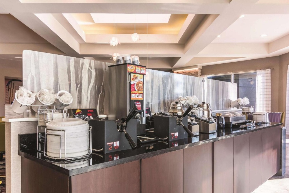 La Quinta Inn & Suites by Wyndham Shreveport Airport Main image