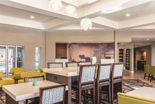 La Quinta Inn & Suites by Wyndham Shreveport Airport image 38