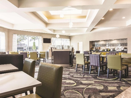 La Quinta Inn & Suites by Wyndham Shreveport Airport image 4